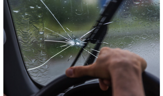 Para-brisa Rachado? Não Ignore Este Risco! Entenda Por Que os Vidros do Seu Carro São Essenciais para Segurança