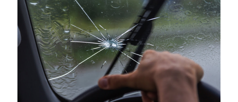 Para-brisa Rachado? Não Ignore Este Risco! Entenda Por Que os Vidros do Seu Carro São Essenciais para Segurança